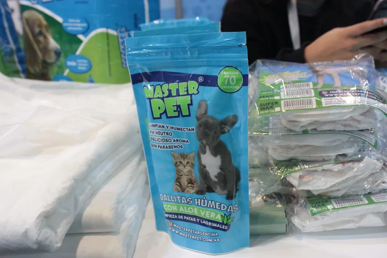 Paquete de Toallitas húmedas Master Pet sobre una mesa, junto a paños sanitarios