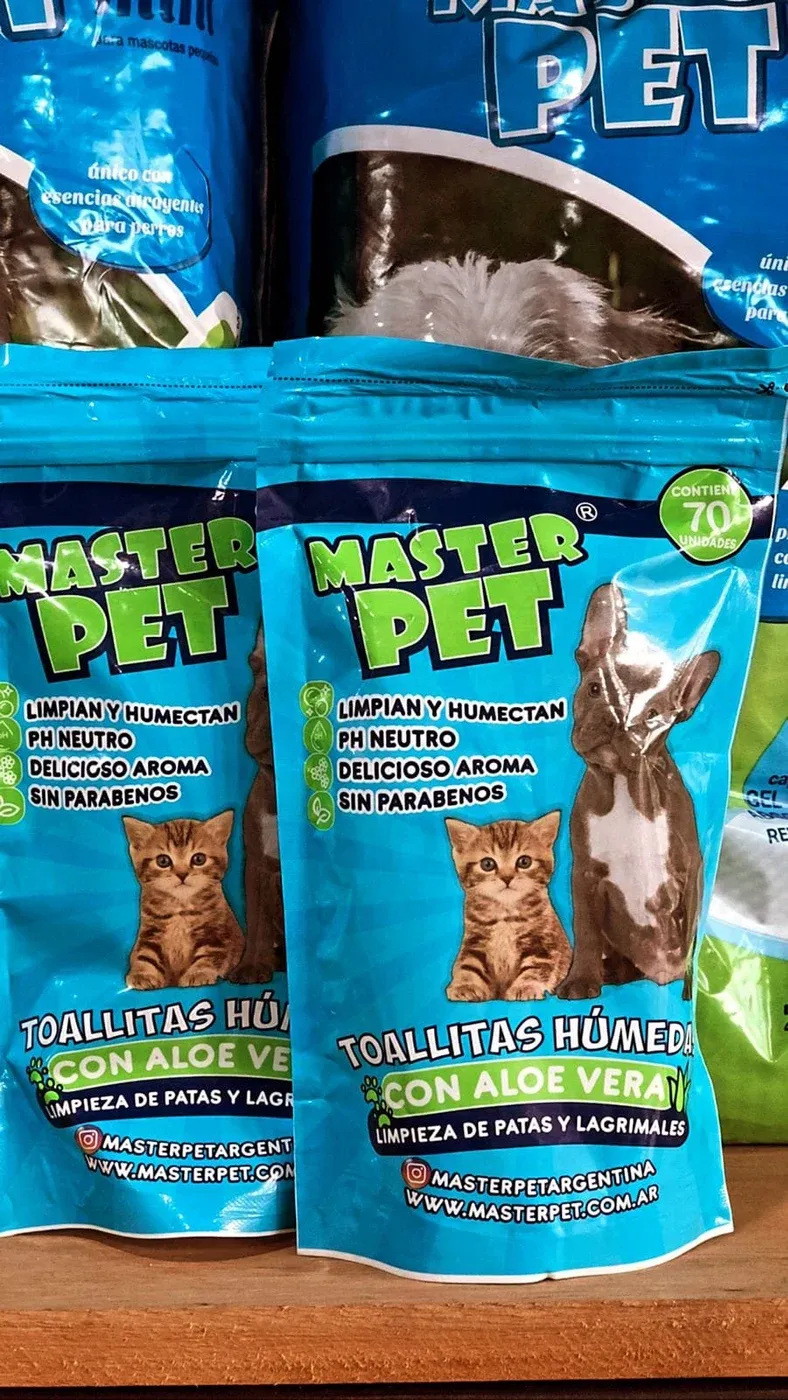 Paquetes de Toallitas húmedas Master Pet en un estante, delante de paquetes de paños