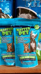 Paquetes de Toallitas húmedas Master Pet en un estante, delante de paquetes de paños