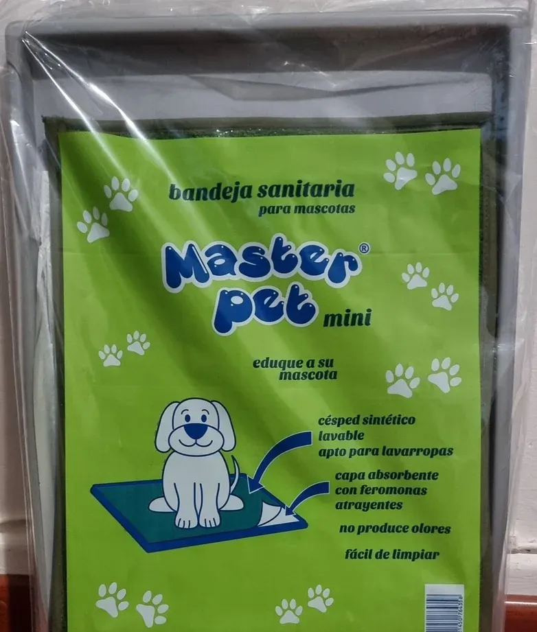 Carpeta de césped sintético Master Pet Mini en su envase: bandeja sanitaria con césped lavable, apto para lavarropas