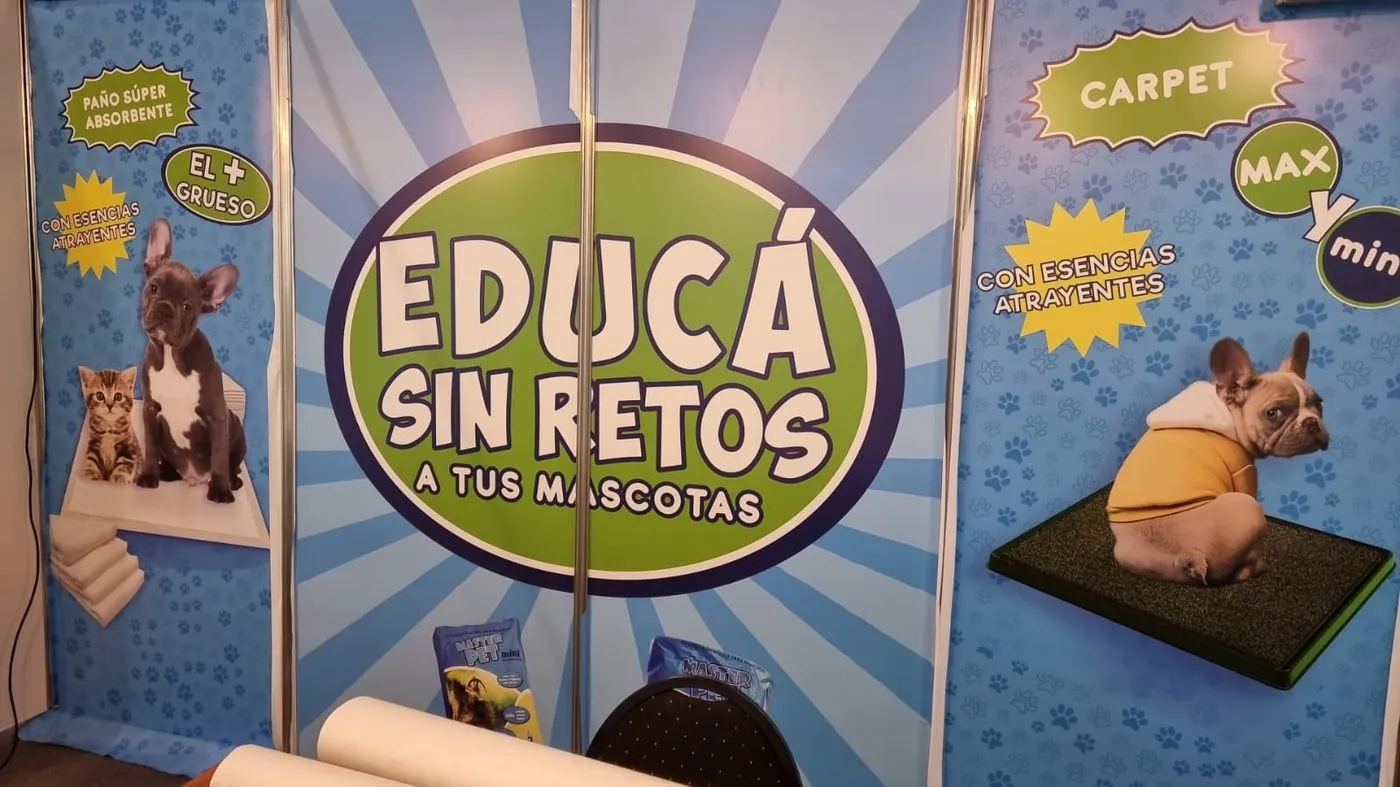 Stand de Master Pet en la Expo con el cartel "Educá sin retos a tus mascotas"